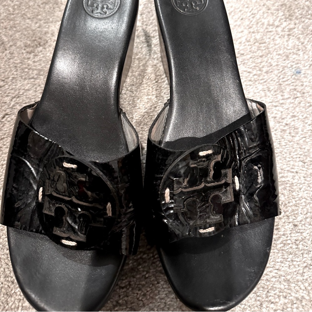Tory Burch patent leather black log clog shoes size 10
2.5" heel Brown heel